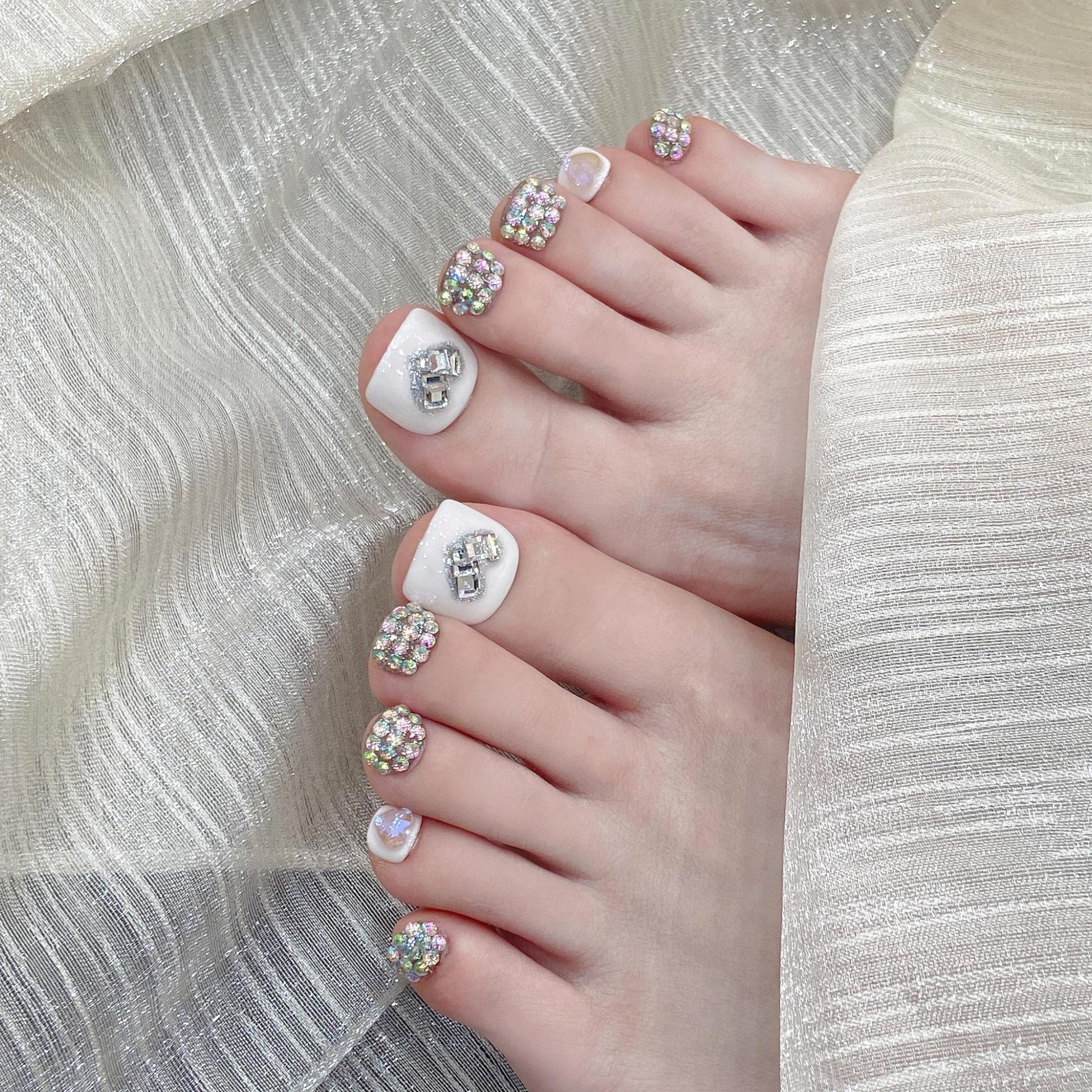 大人向けのホワイト系フットネイルチップ B49。Sen Nailの上品で使いやすいネイルデザインです。