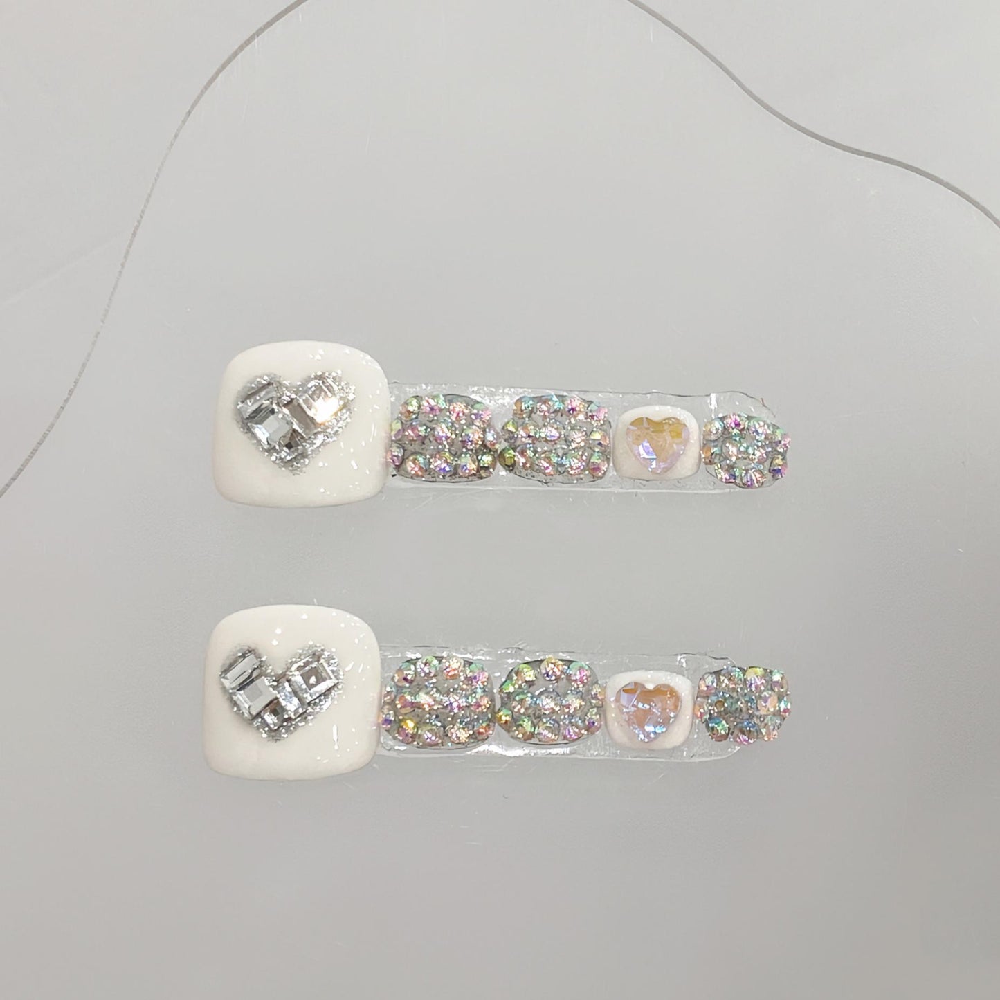 大人向けのホワイト系フットネイルチップ B49。Sen Nailの上品で使いやすいネイルデザインです。