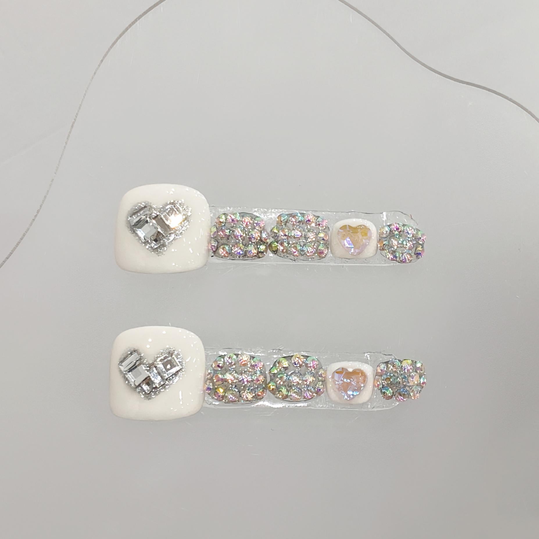 大人向けのホワイト系フットネイルチップ B49。Sen Nailの上品で使いやすいネイルデザインです。