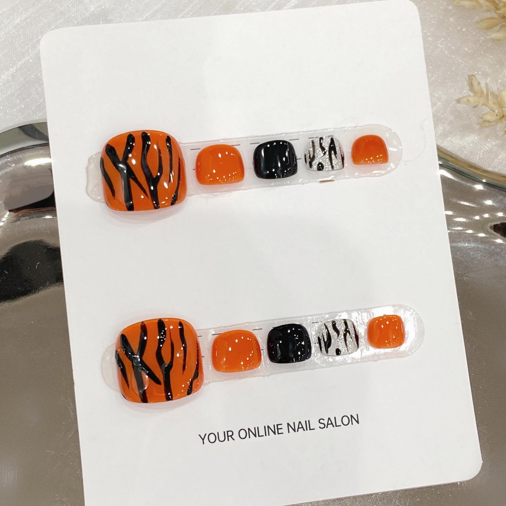 大人向けのホワイト系フットネイルチップ B5。Sen Nailの上品で使いやすいネイルデザインです。