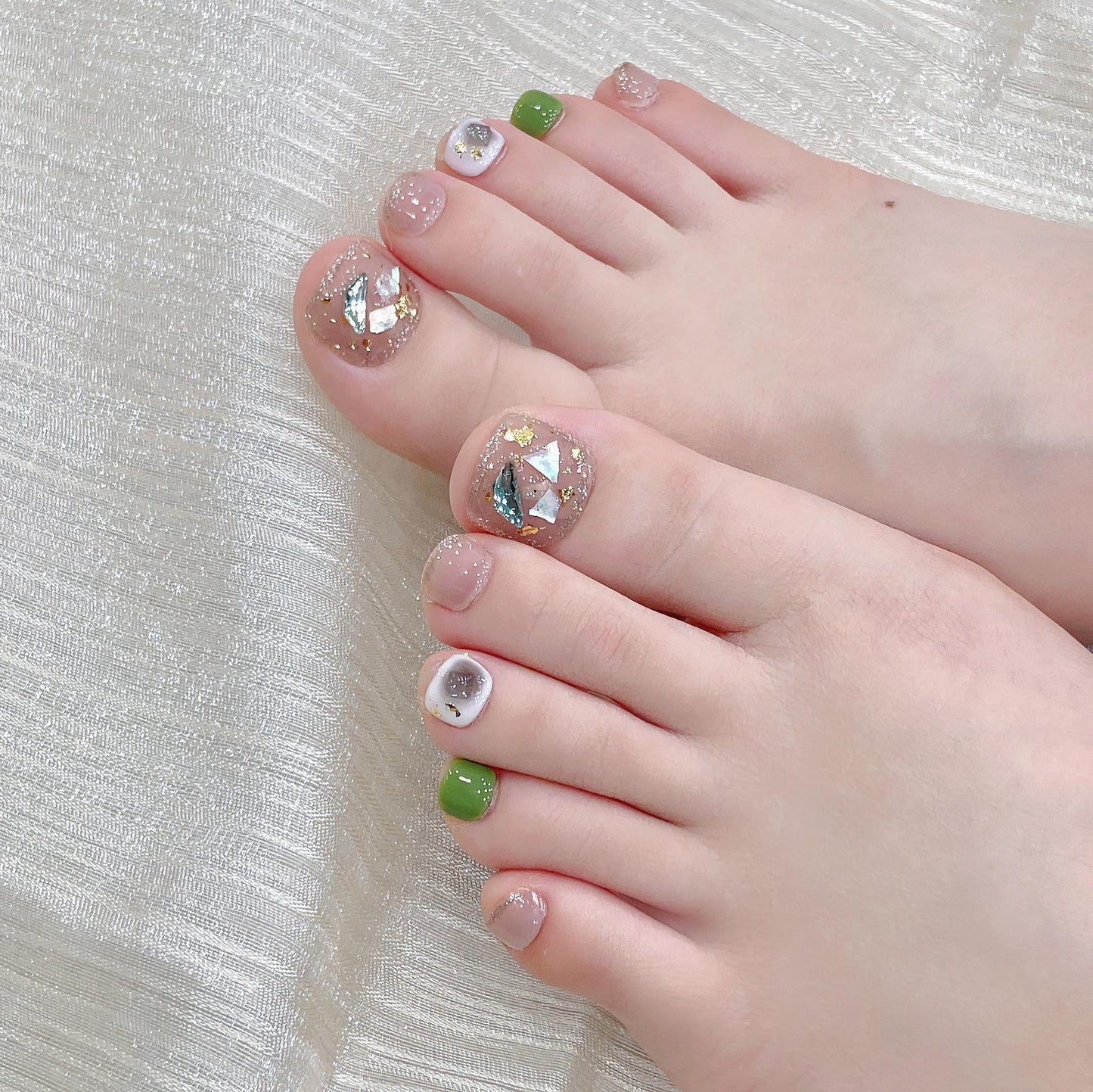 大人向けのホワイト系フットネイルチップ B53。Sen Nailの上品で使いやすいネイルデザインです。