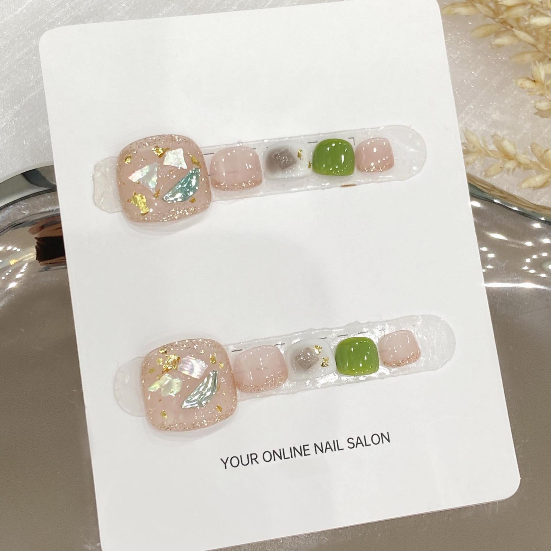 大人向けのホワイト系フットネイルチップ B53。Sen Nailの上品で使いやすいネイルデザインです。