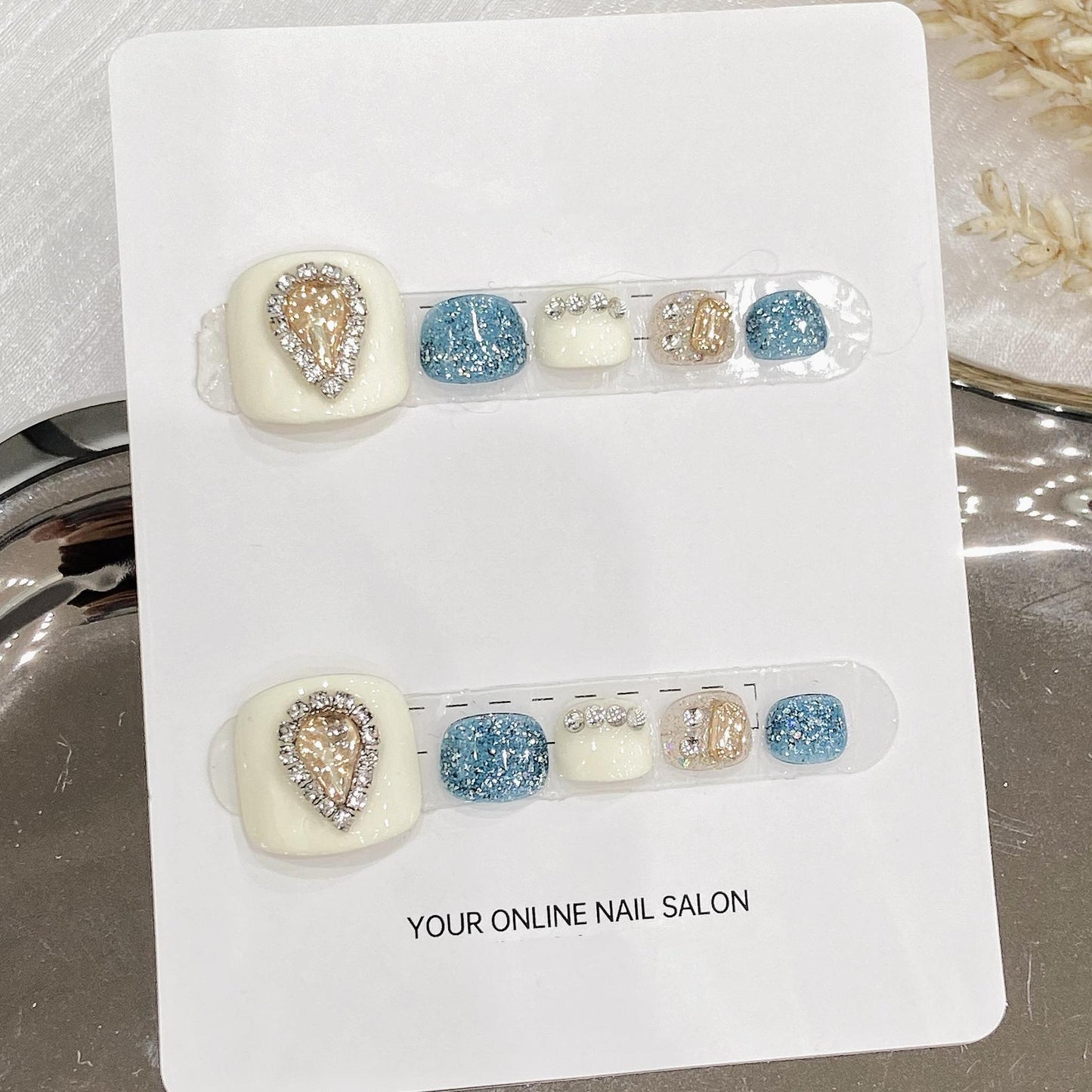 大人向けのホワイト系フットネイルチップ B6。Sen Nailの上品で使いやすいネイルデザインです。