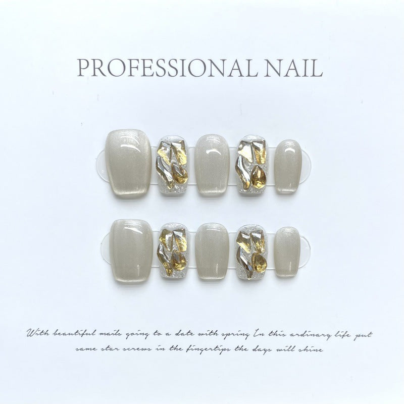大人向けのヌーディーグラデーションネイルチップ。Sen Nailの上品なショートデザインです。