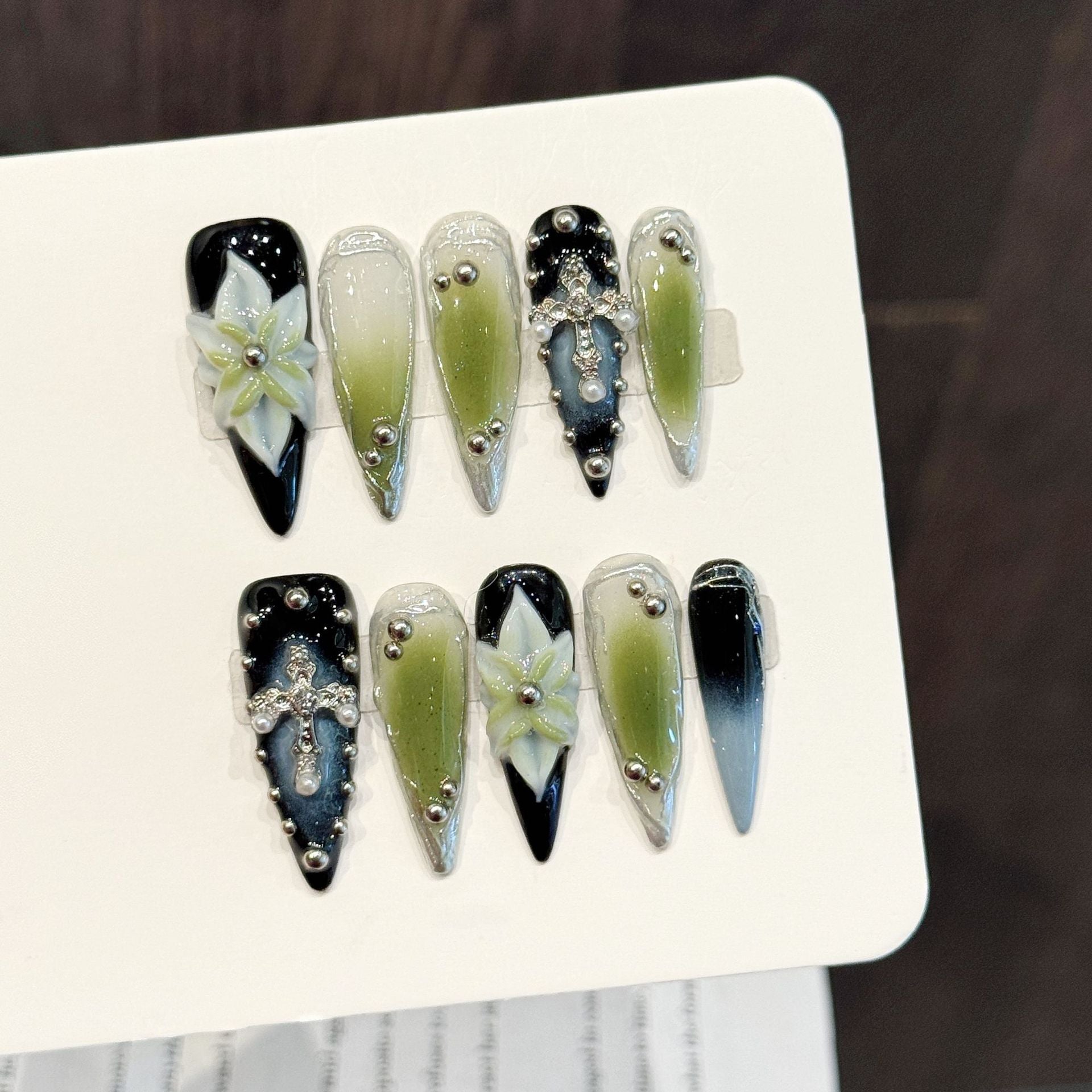 大人向けのヌーディーグラデーションネイルチップ。Sen Nailの上品なショートデザインです。